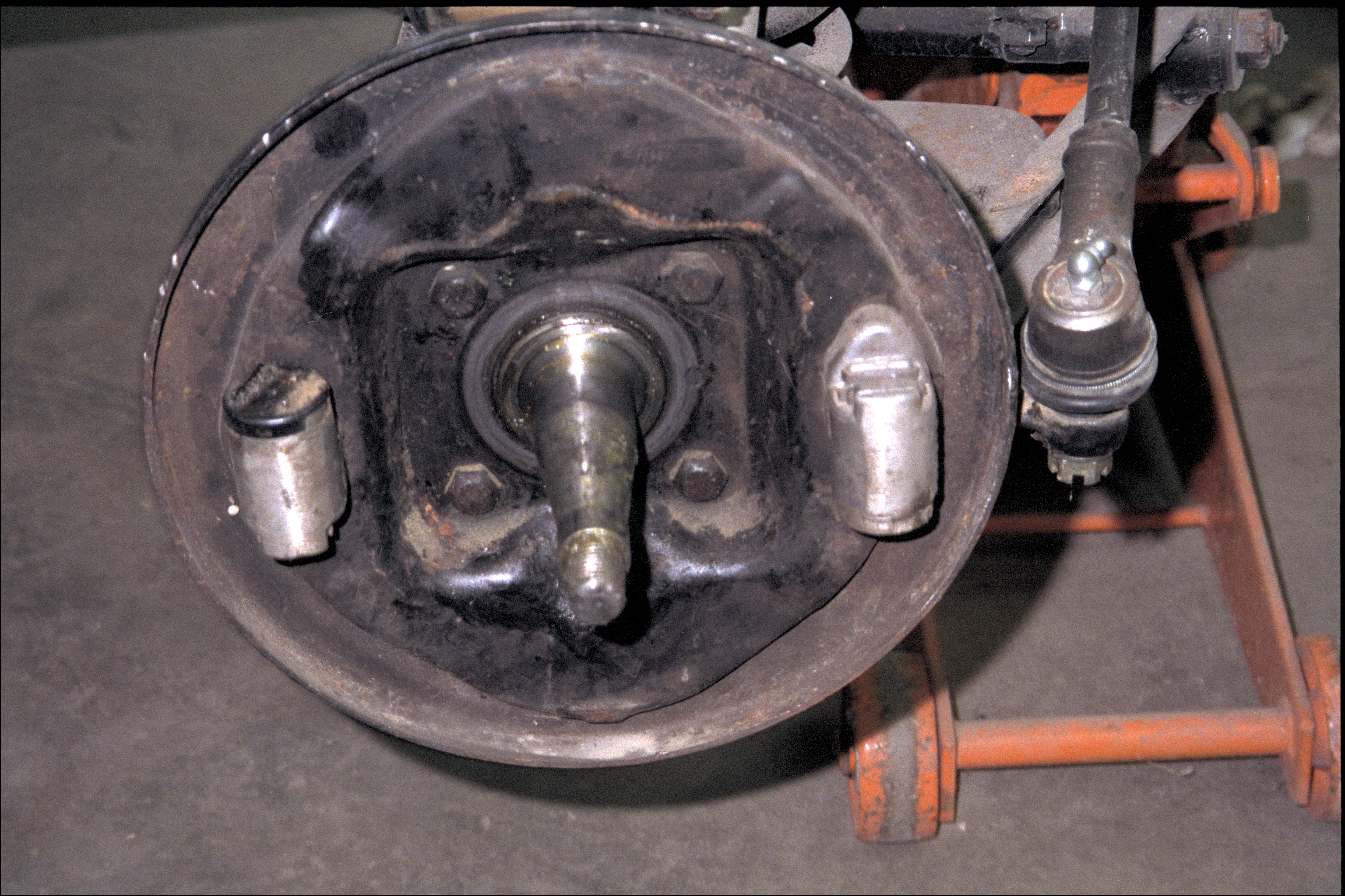 Wheel hub and brake cylinders