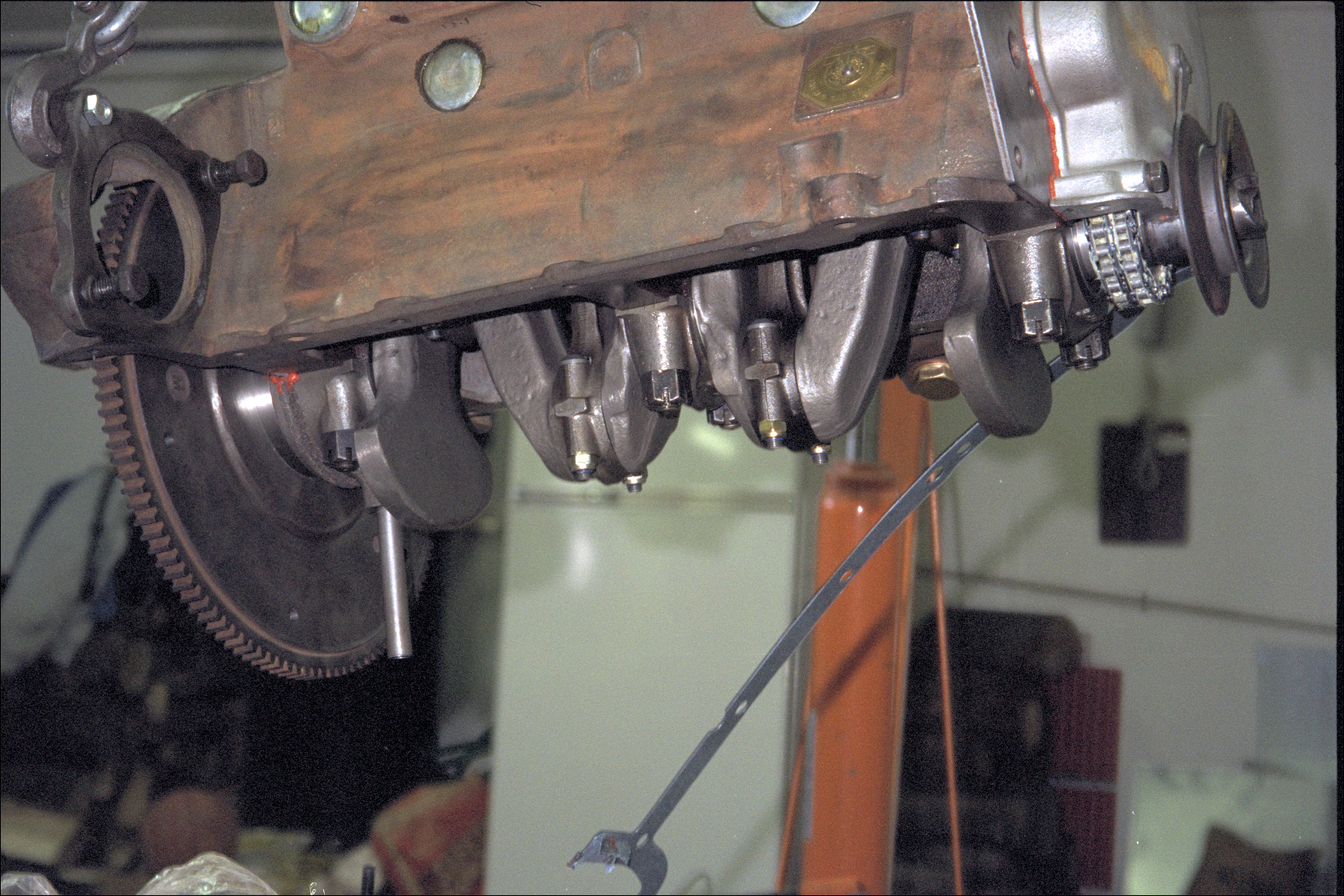 Engine bottom without oilpan; flywheel mounted